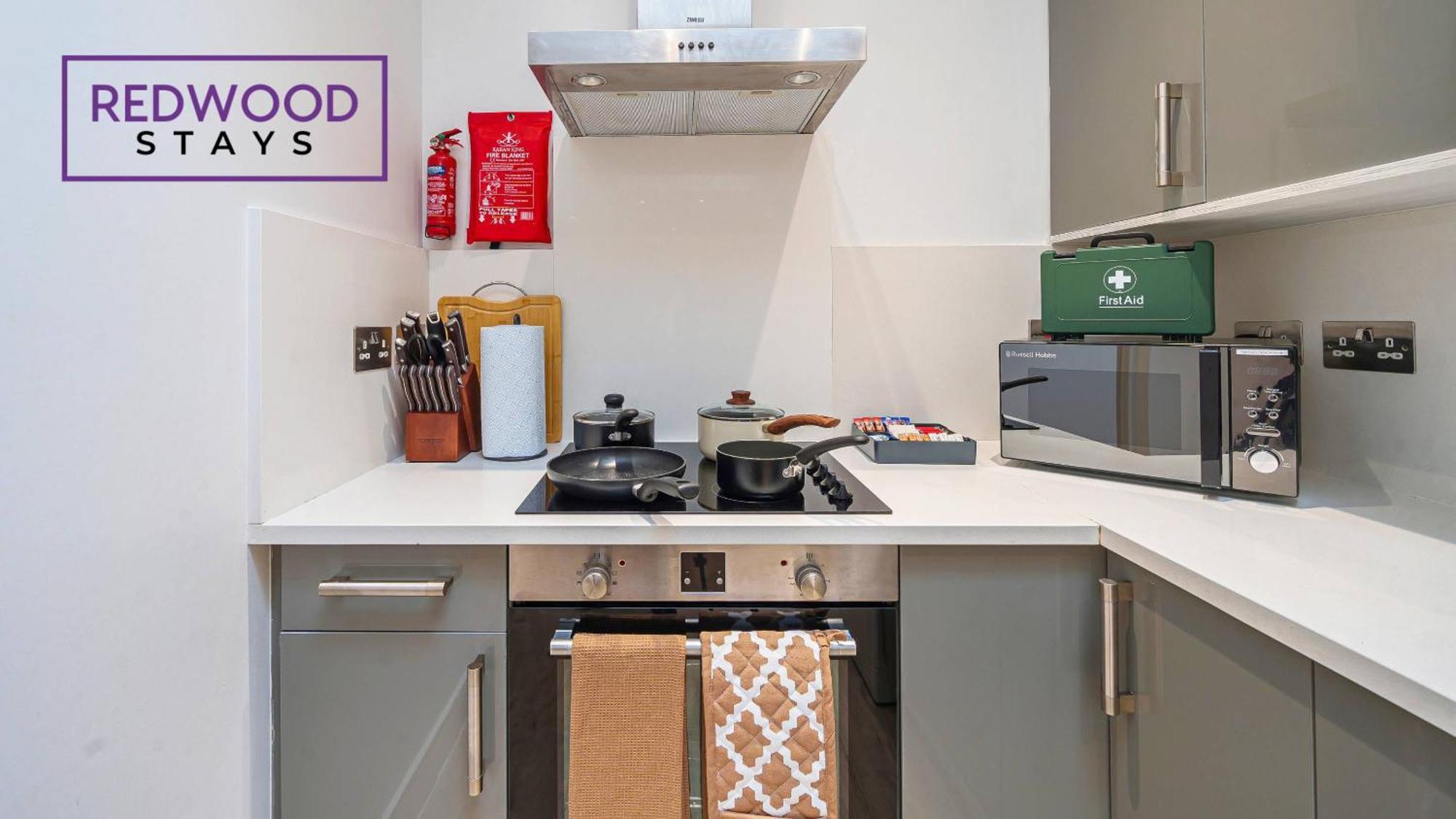 1 Bed 1 Bath Town Center Apartments For Corporates & Contractors, Wifi, Netflix And Parking On Selected Units By Redwood Stays Aldershot Dış mekan fotoğraf